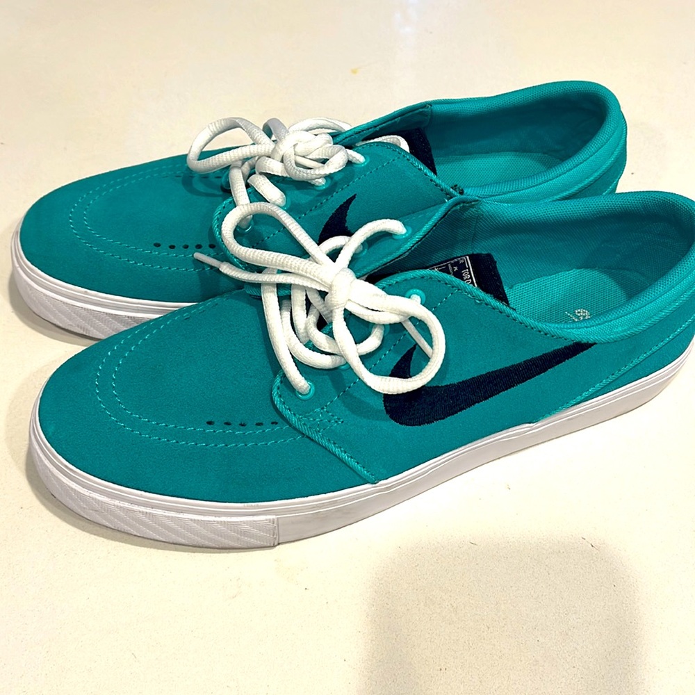 LIKE NEW NIKE shoes